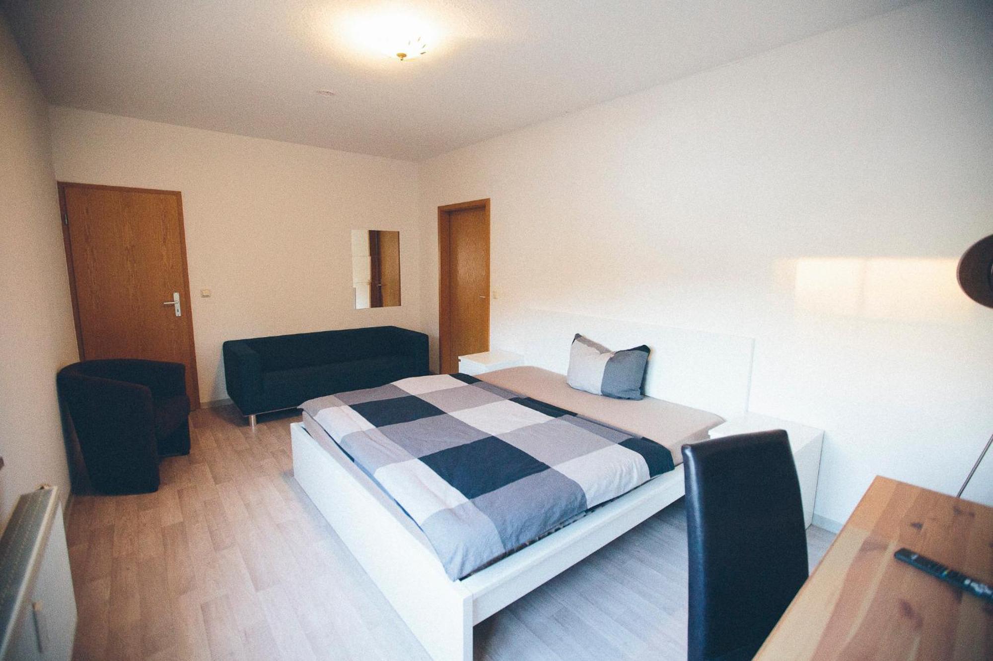 Grosse & Voll Ausgestattete Apartments, Studios, Doppelzimmer, Workspace, Parkplatz, Netflix, Prime & Schnelles Wifi In Ruhiger Lage Mit Garten Rudolstadt Exterior foto