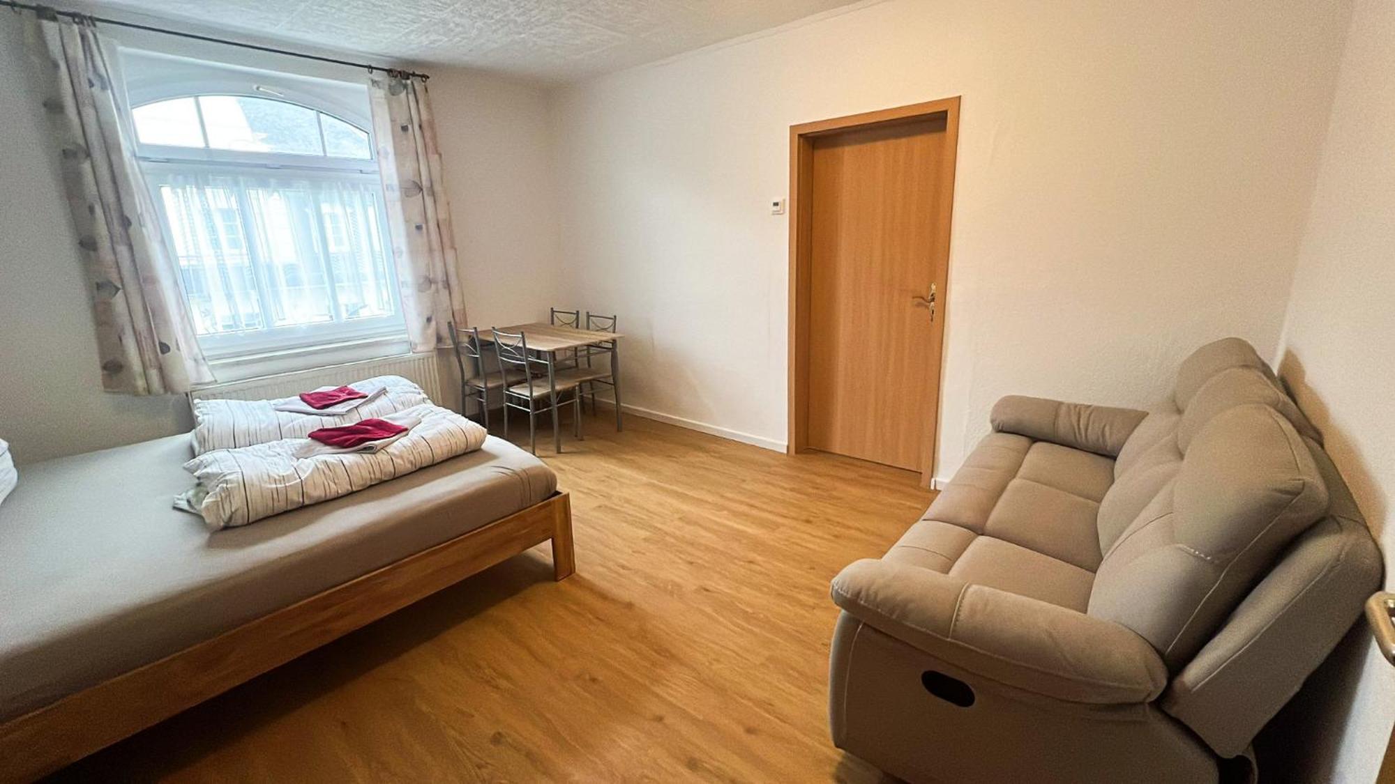 Grosse & Voll Ausgestattete Apartments, Studios, Doppelzimmer, Workspace, Parkplatz, Netflix, Prime & Schnelles Wifi In Ruhiger Lage Mit Garten Rudolstadt Quarto foto