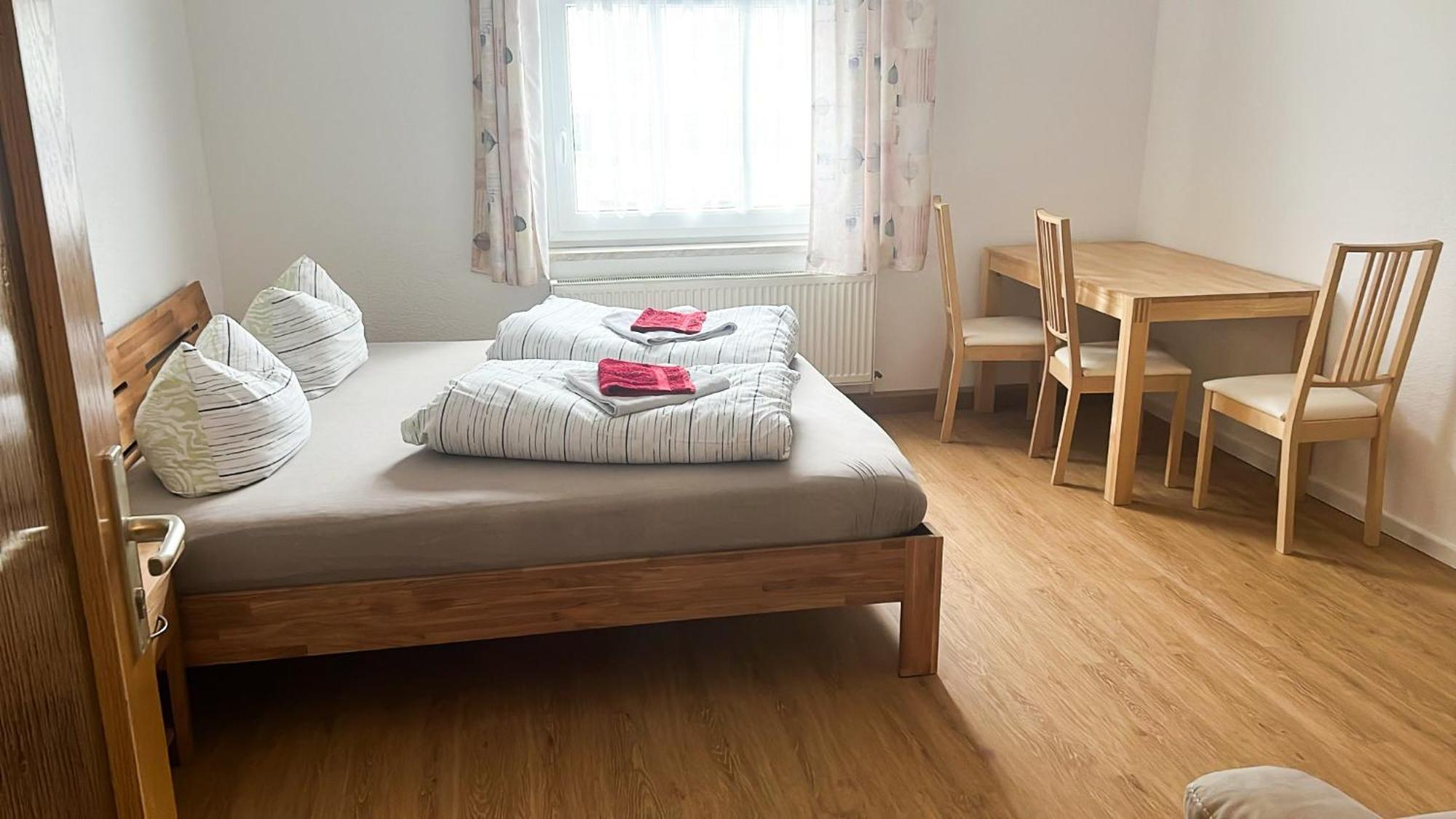 Grosse & Voll Ausgestattete Apartments, Studios, Doppelzimmer, Workspace, Parkplatz, Netflix, Prime & Schnelles Wifi In Ruhiger Lage Mit Garten Rudolstadt Quarto foto