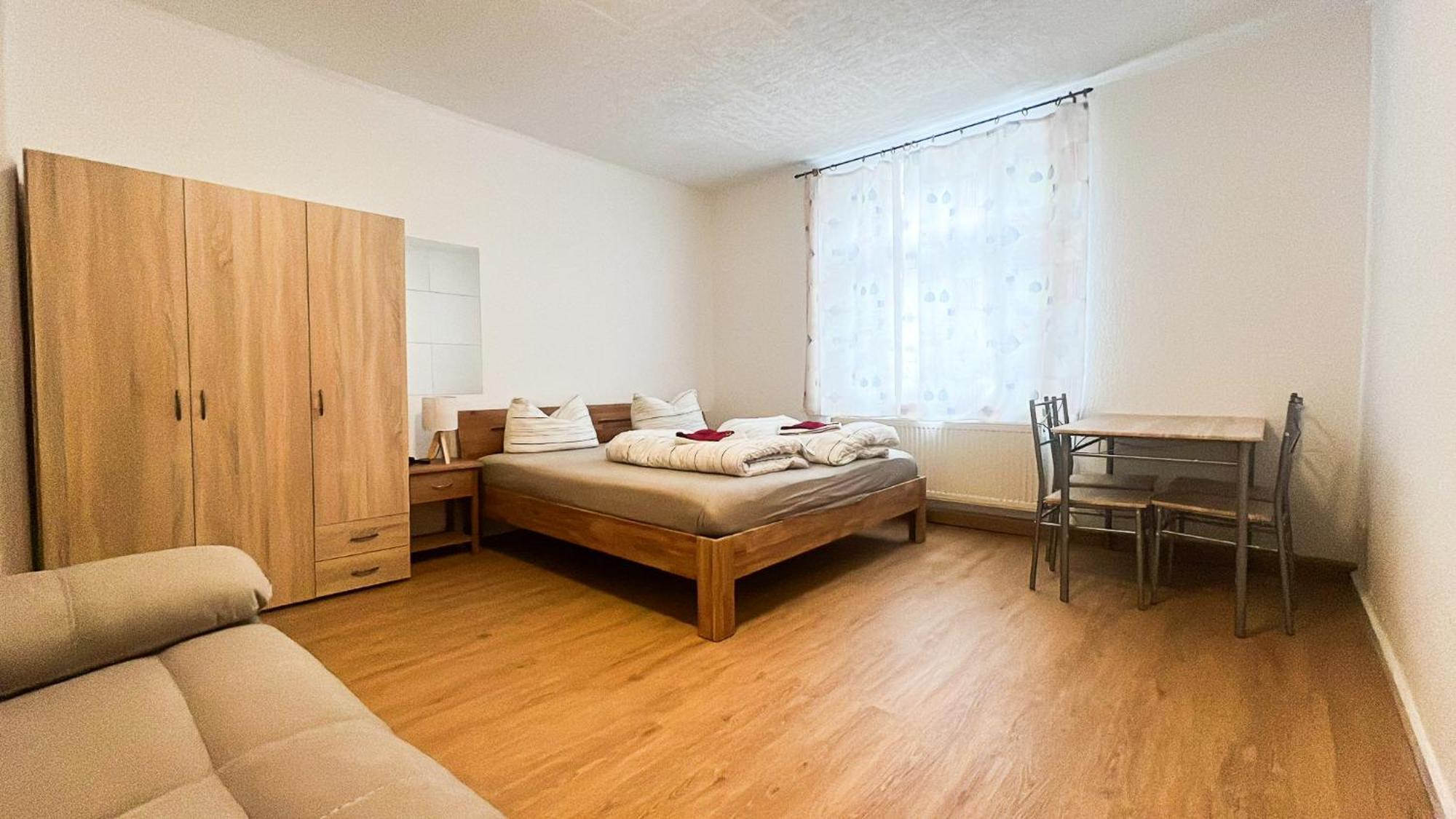 Grosse & Voll Ausgestattete Apartments, Studios, Doppelzimmer, Workspace, Parkplatz, Netflix, Prime & Schnelles Wifi In Ruhiger Lage Mit Garten Rudolstadt Quarto foto