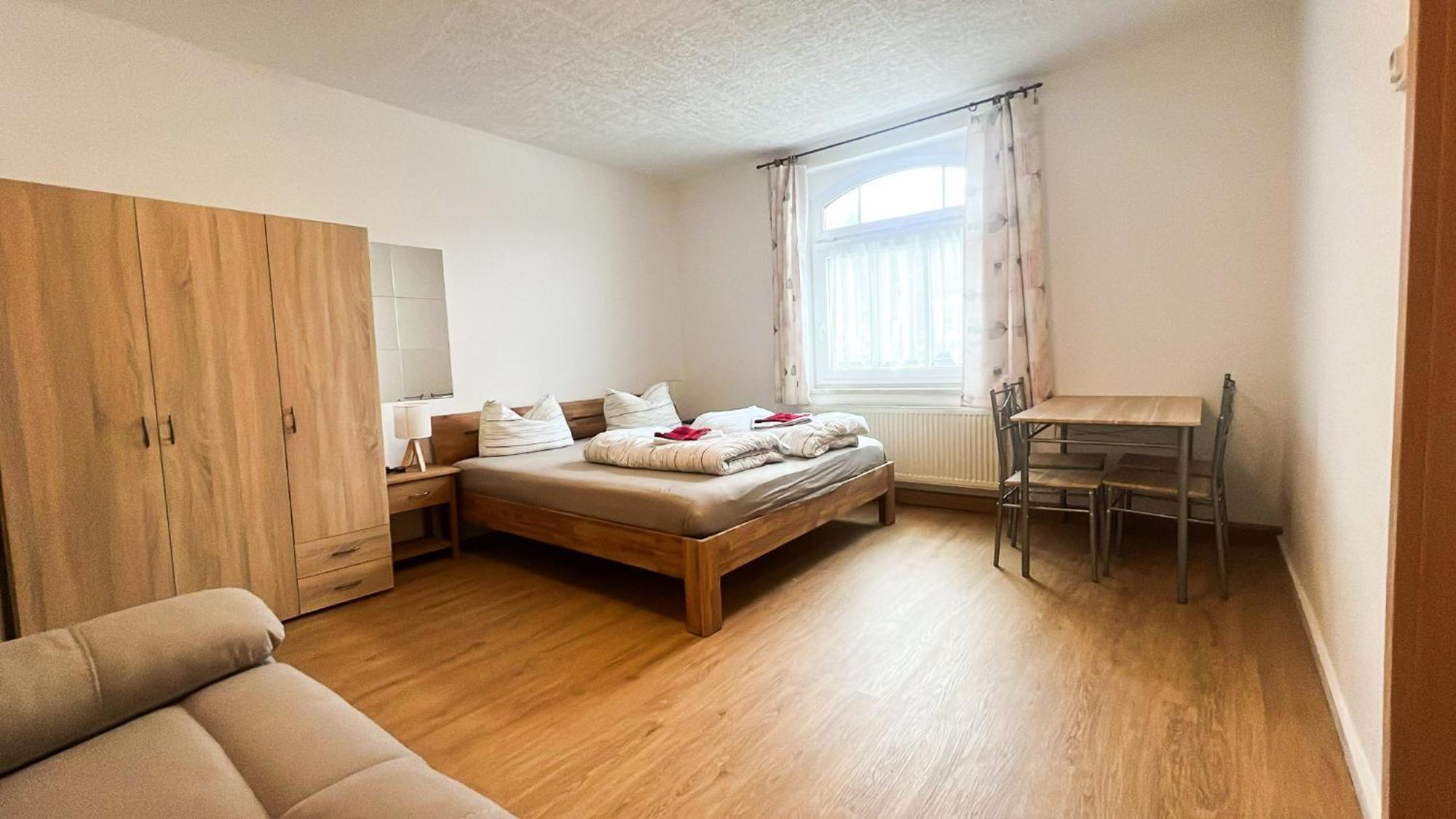 Grosse & Voll Ausgestattete Apartments, Studios, Doppelzimmer, Workspace, Parkplatz, Netflix, Prime & Schnelles Wifi In Ruhiger Lage Mit Garten Rudolstadt Quarto foto